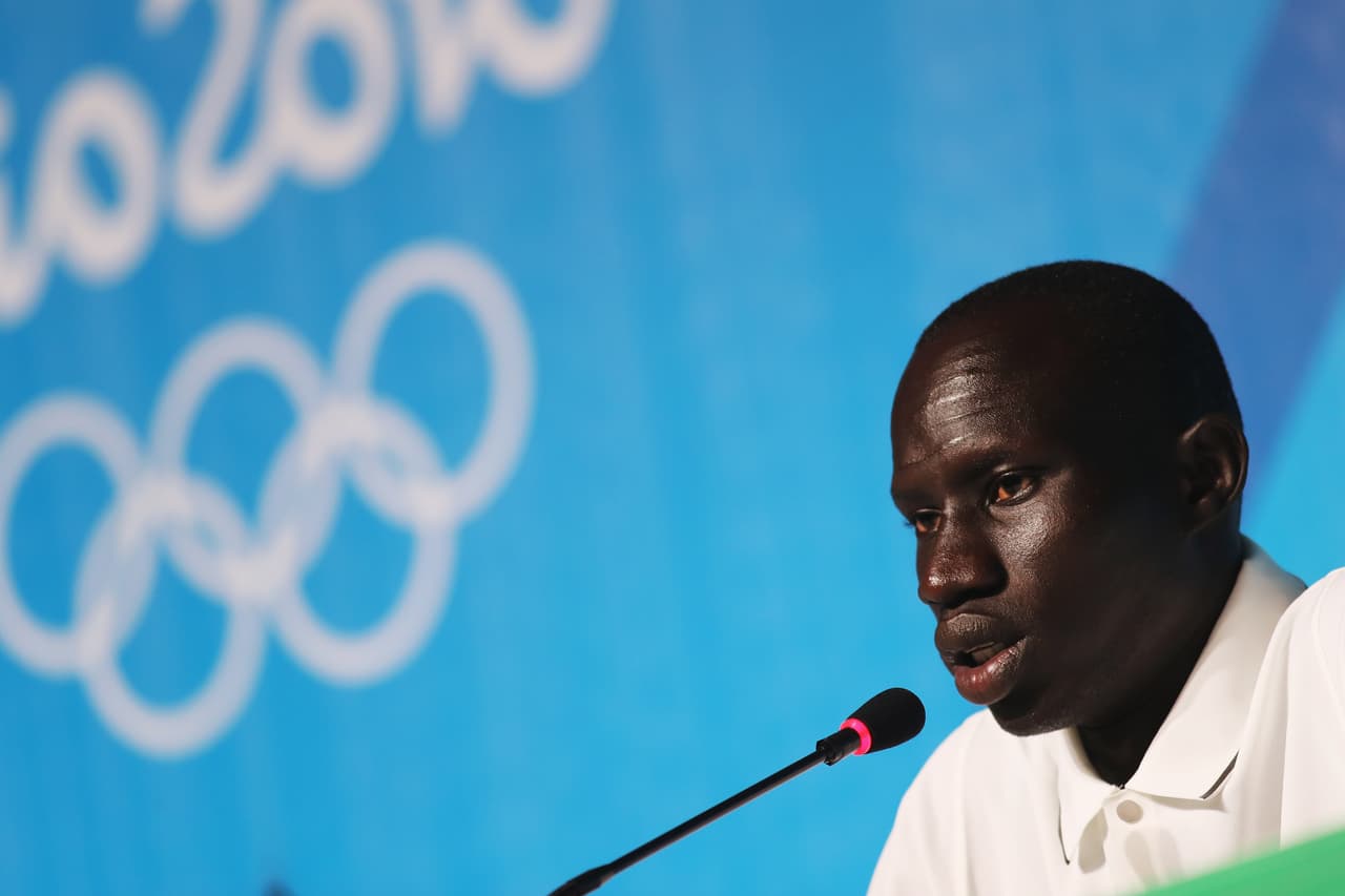 Yiech Pur Biel - Atletismo, 800m - País de origen - Sudán del Sur - Yiech Pur Biel era un niño de 9 años de edad atrapado en la guerra civil de Sudán en el 2005, cuando su madre, desesperada y con su familia muriendo de hambre, lo dejó con un vecino para ir en busca de alimento. Su padre era un soldado y estaba en combate. Su madre no regresó nunca. Biel tiene ahora 21 años, y no ha visto a sus padres desde entonces.