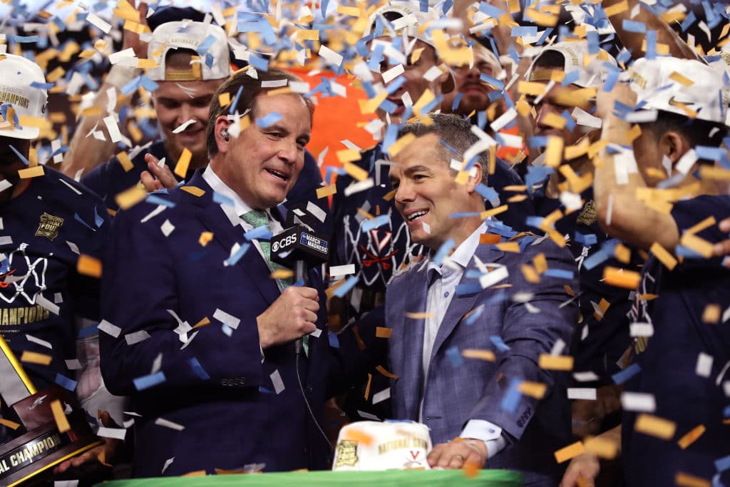 Los Virginia Cavaliers conquistaron el primer Campeonato Nacional luego de derrotar por 85-77 a los Texas Tech Red Raiders en la Final del NCAA Tournament y así festejaron los aficionados, jugadores y entrenadores, en cabezados por el head coach Tony Bennett.