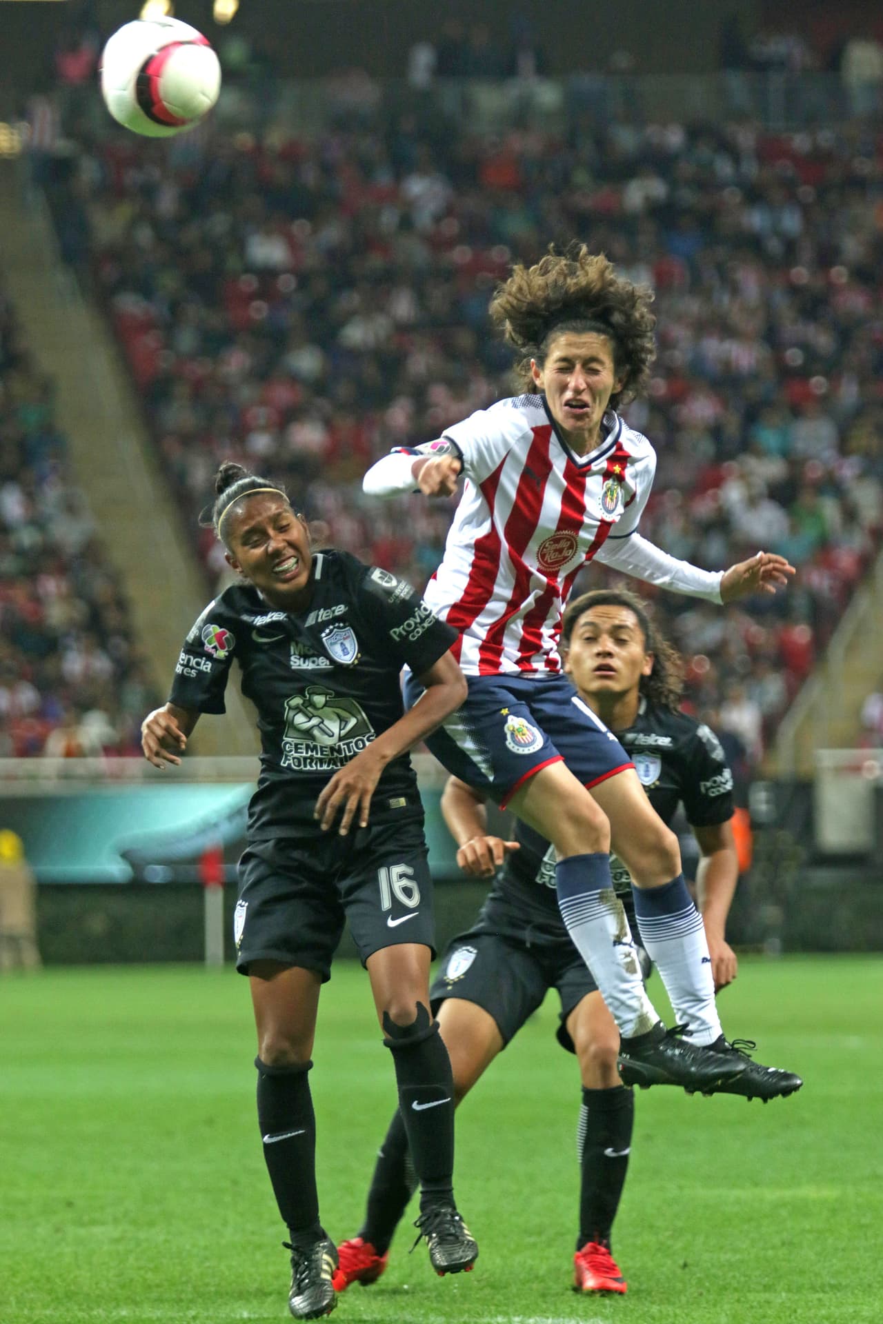 Pero en su casa, Chivas se fue agrandando con los minutos. La capitana Tania Moralesfue fundamental en el accionar de su equipo.
