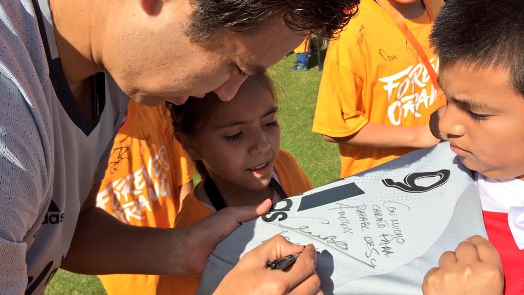 Erick Torres deja dedicatoria para un fan del Dynamo.