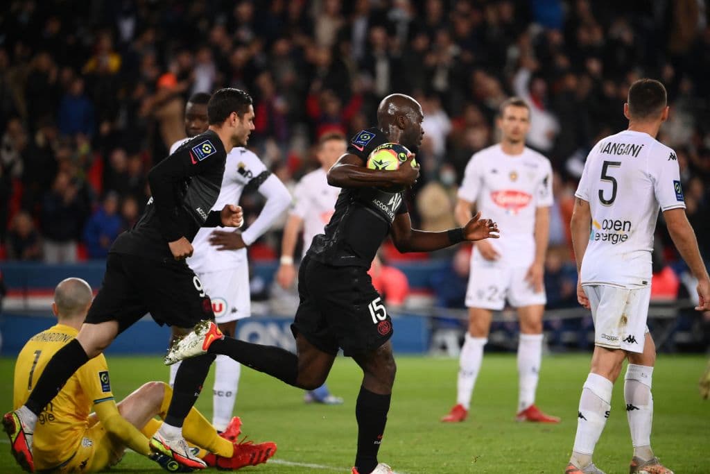 Mbappe se encarga de poner una asistencia y anota el tanto de la victoria para confirmar la remontada 2-1 del PSG sobre el Angers.