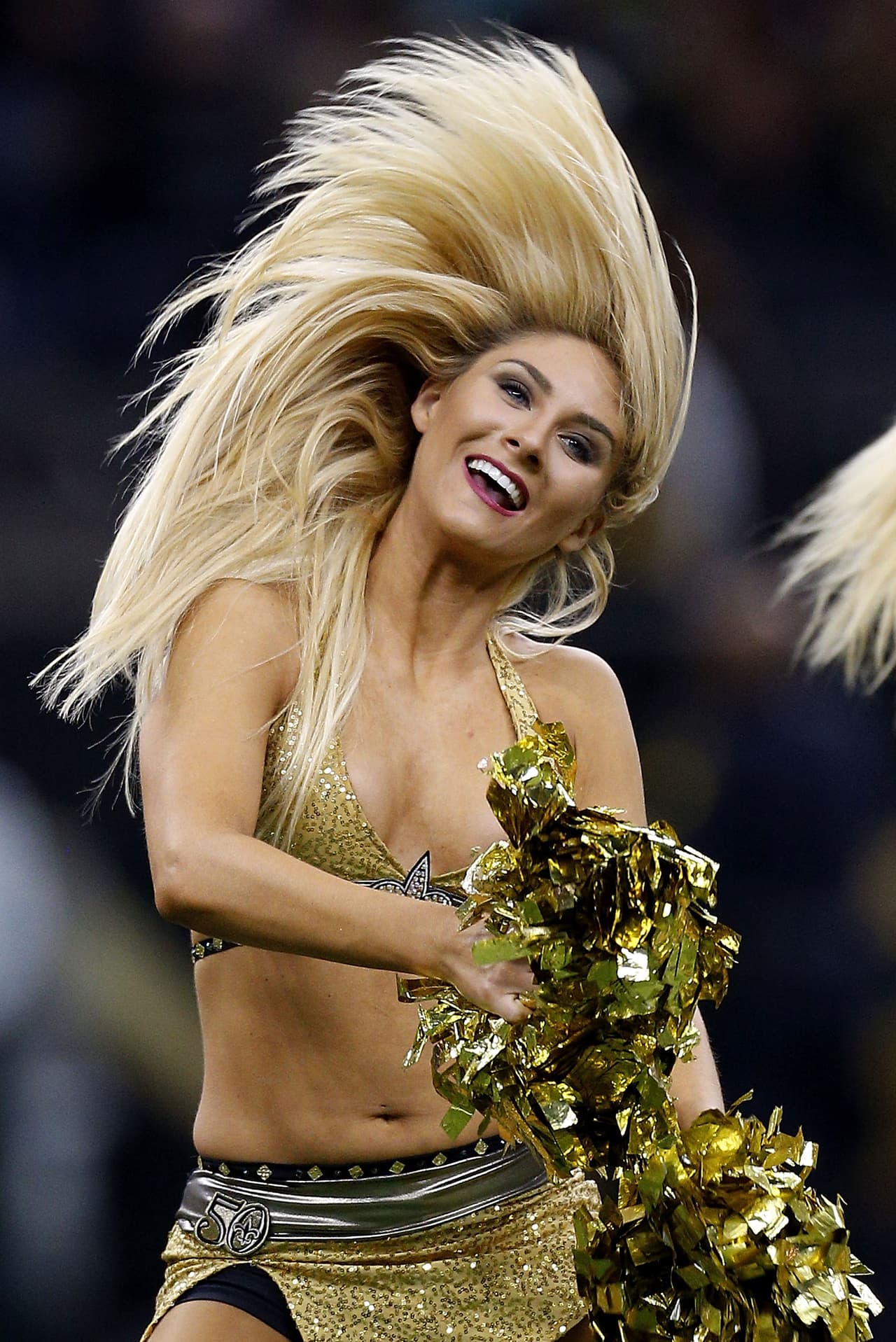 Las curiosidades y alegría de los fanáticos se mezclan con la energía de las porristas del fútbol americano de la NFL.