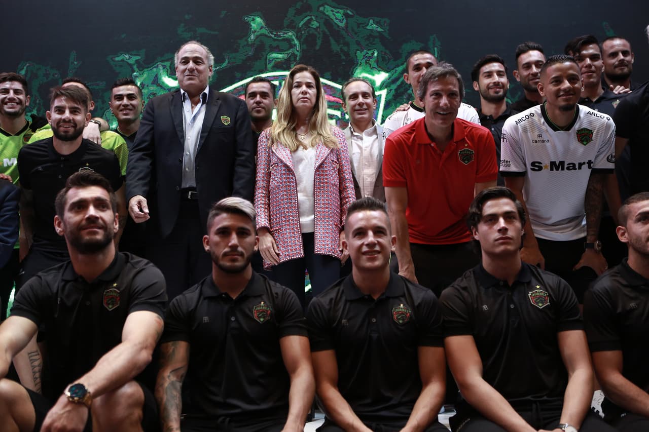 Los Bravos de Ciudad Juárez dieron a conocer sus uniformes para la que será una campaña muy especial, la de su debut en la máxima categoría del balompié mexicano. El equipo fronterizo mostró las tres equipaciones que plantea utilizar a lo largo del Apertura 2019, buscando cautivar a sus aficionados, para que compren las camisetas como pan caliente.