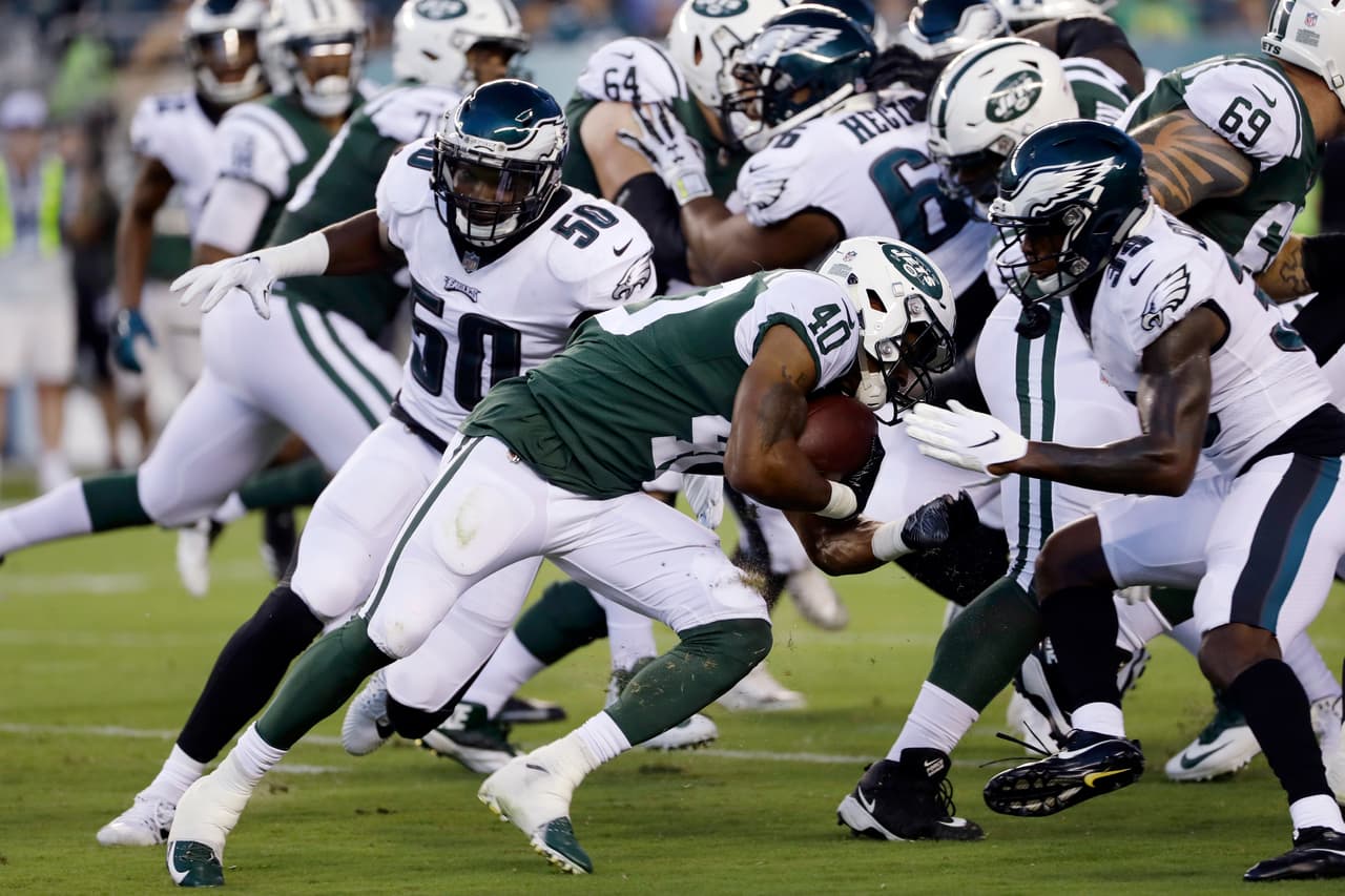<b>Jets 9-10 Eagles</b>. Con este triunfo, Filadelfia, el equipo campeón del pasado Super Bowl, cierra la pretemporada con al menos una victoria. Todos los estelares, miraron desde las laterales este juego.