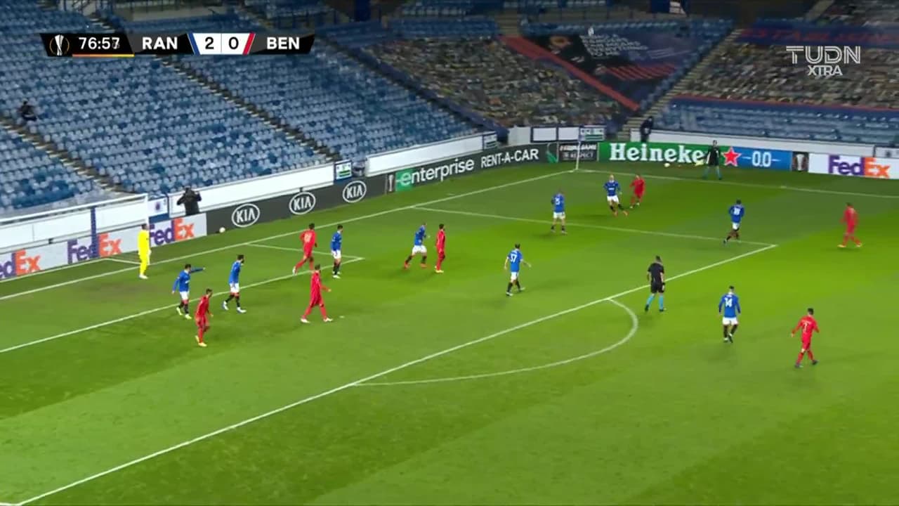 ¡TIRO ATAJADO! disparo por Haris Seferovic.