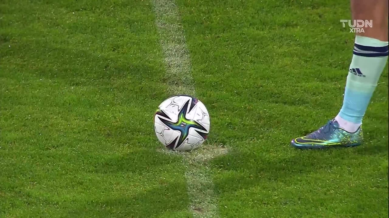 Arranca el partido y la pelota está en juego.