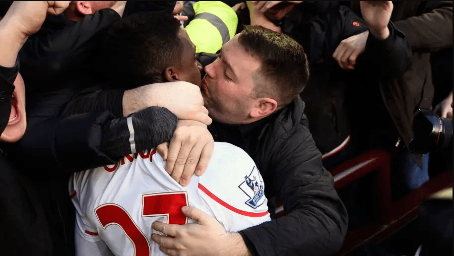 <b>El beso que le robaron a Origi </b>
<br>El delantero celebró en la grada del Liverpool tras anotar al Aston Villa y un fanático le robó un beso.
