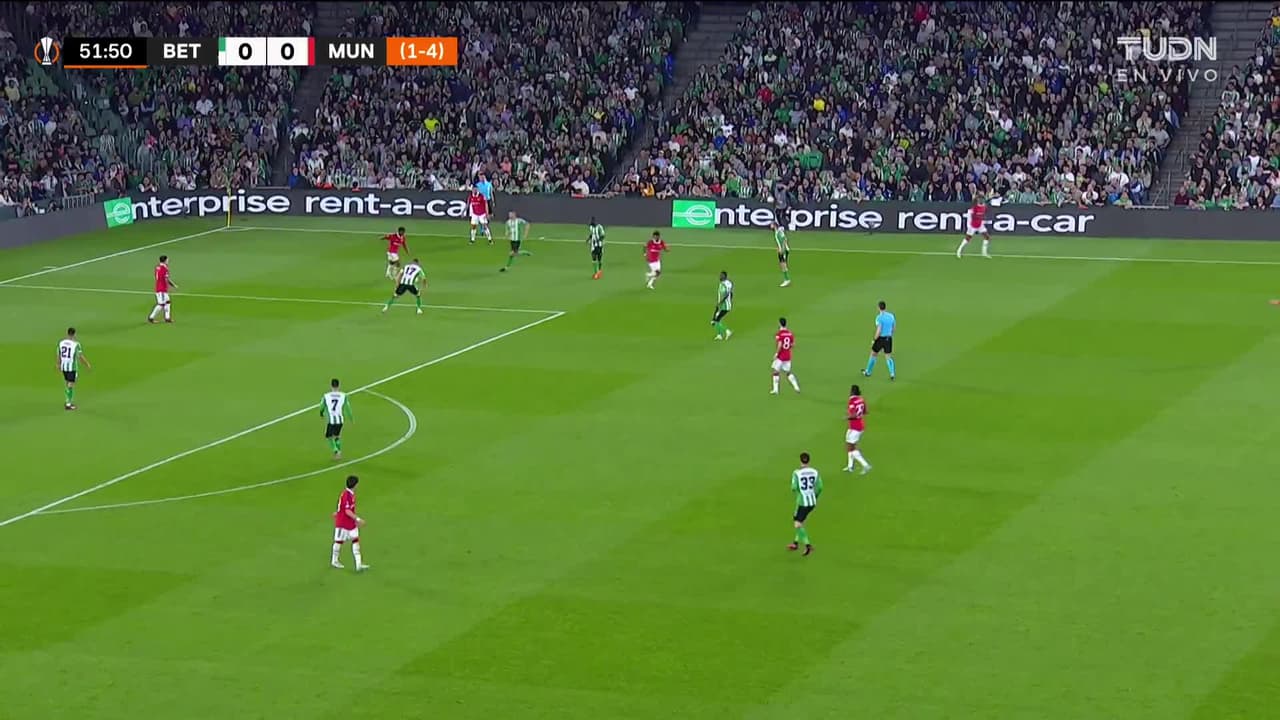 ¡TIRO ATAJADO! disparo por Marcus Rashford.