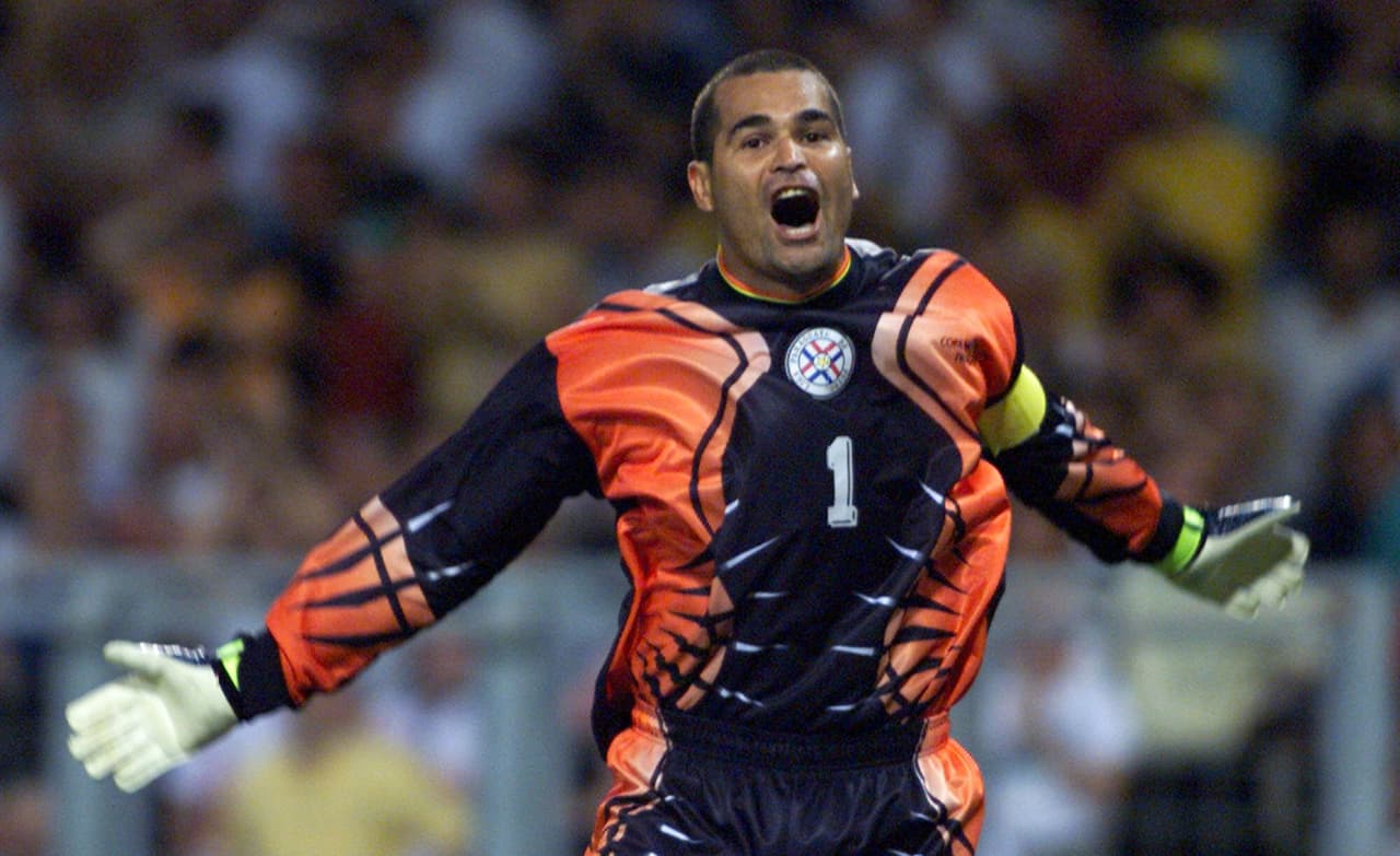José Luis Chilavert escupió en la cara a Roberto Carlos, en un hecho que fue filmado y quedó registrado después del choque entre ambos países.