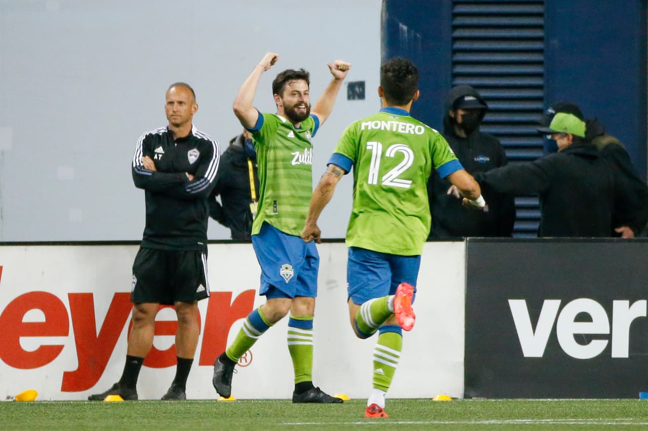 La ocasión lo ameritaba: el volante brasileño Joan Paulo celebró por todo lo alto el espectacular tanto que marcó sobre el final de la primera parte.
<br>