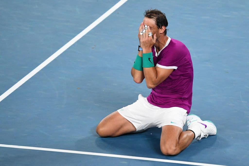 Rafael Nadal lo hace y se convierte en el primer tenista en la historia de este deporte que suma su vigésimo primer título de Grand Slam en el Abierto de Australia tras derrotar al ruso Daniil Medvedev en parciales de 2-6, 6-7(5), 6-4, 6-4 y 7-5, con una duración de cinco horas y 25 minutos de juego.