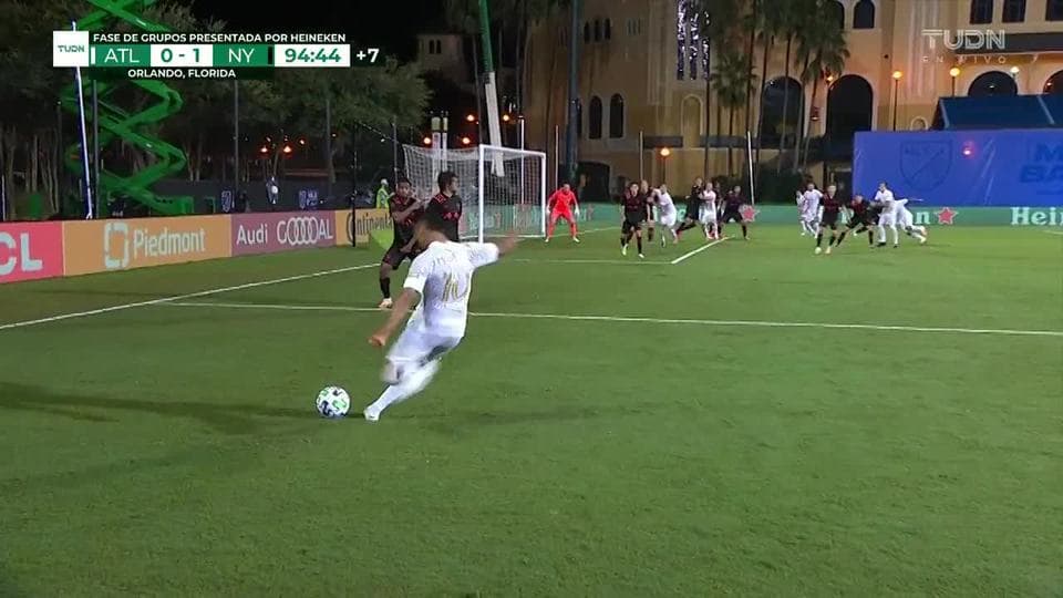 Tiro desviado de Miles Robinson