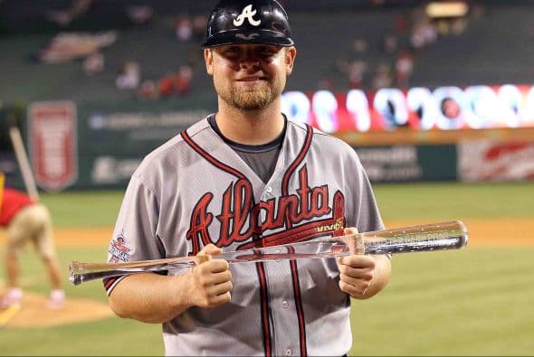 Brian McCann con el 'Trofeo Ted Williams' que lo acredita como Jugador Más Valioso del Juego de Estrellas.
