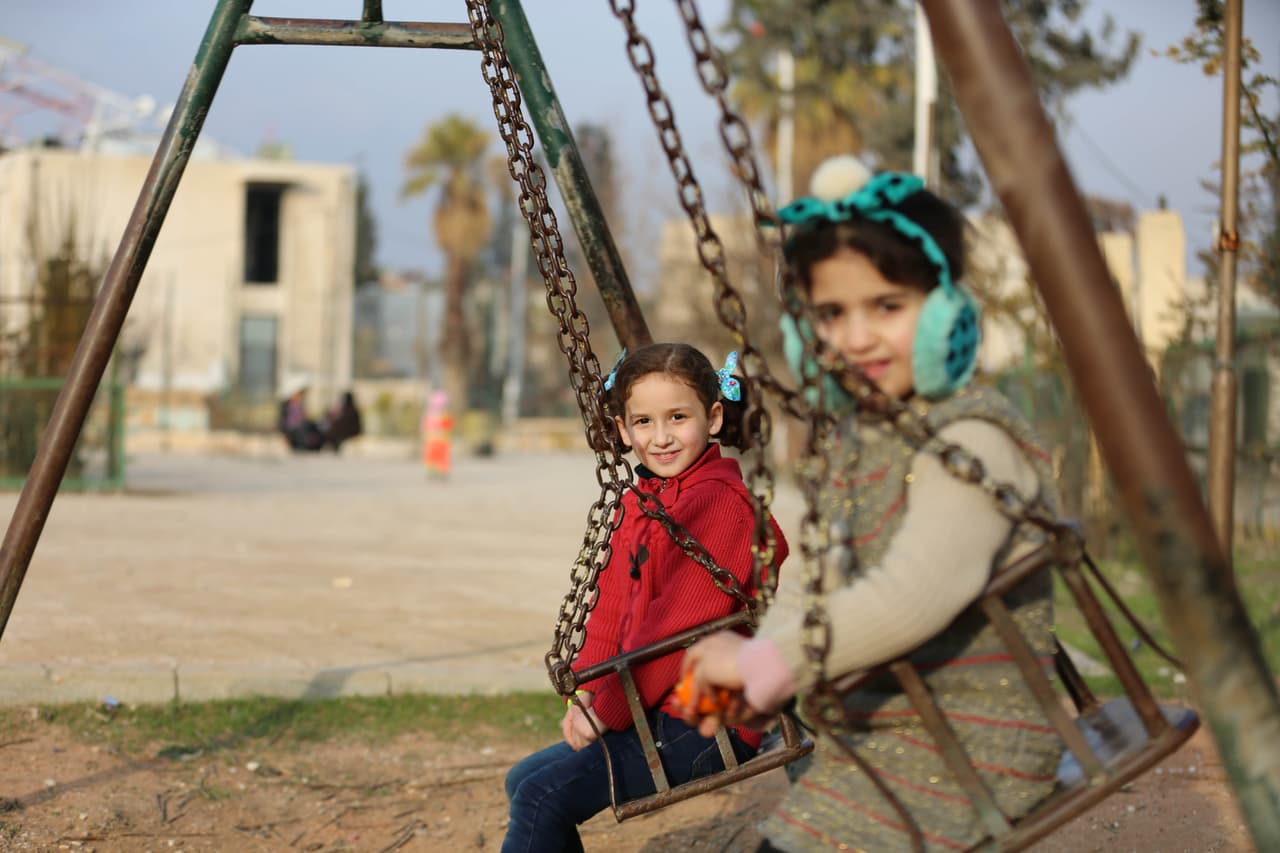 Huda y Razan, niñas de 10 años de edad y estudiantes de cuarto grado, juegan en un parque del este de Ghouta, en la zona rural de Damasco, Siria. Cuando sean mayores, Razan quiere convertirse en maestra y Huda quiere ser farmacéutica, como su tía. Las niñas aprovecharon la oportunidad para jugar unos días después de que los combates en la zona finalizaron. 5 de enero de 2017.
