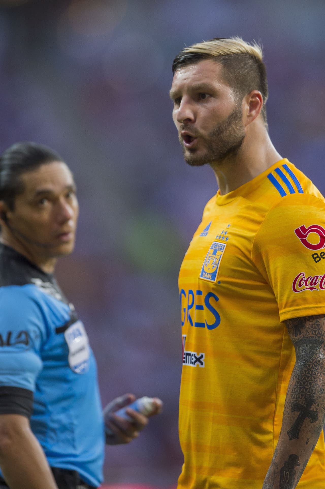 Ante la impotencia de no llegar con peligro al arco rival, Gignac se hizo de la palabras con Tomás Boy, técnico de las Chivas.