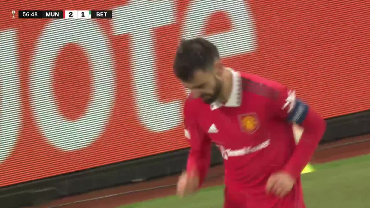 ¡GOL!  anota para Manchester United. Bruno Fernandes