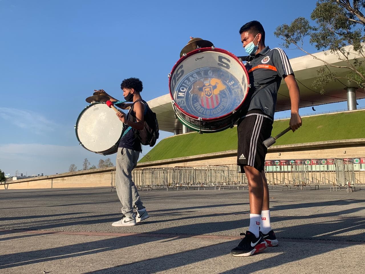 Los afortunados aficionados que consiguieron boleto para el partido más esperado de la temporada regular, comienzan a tomar sus lugares en el Estadio Akron a minutos del pitazo inicial.