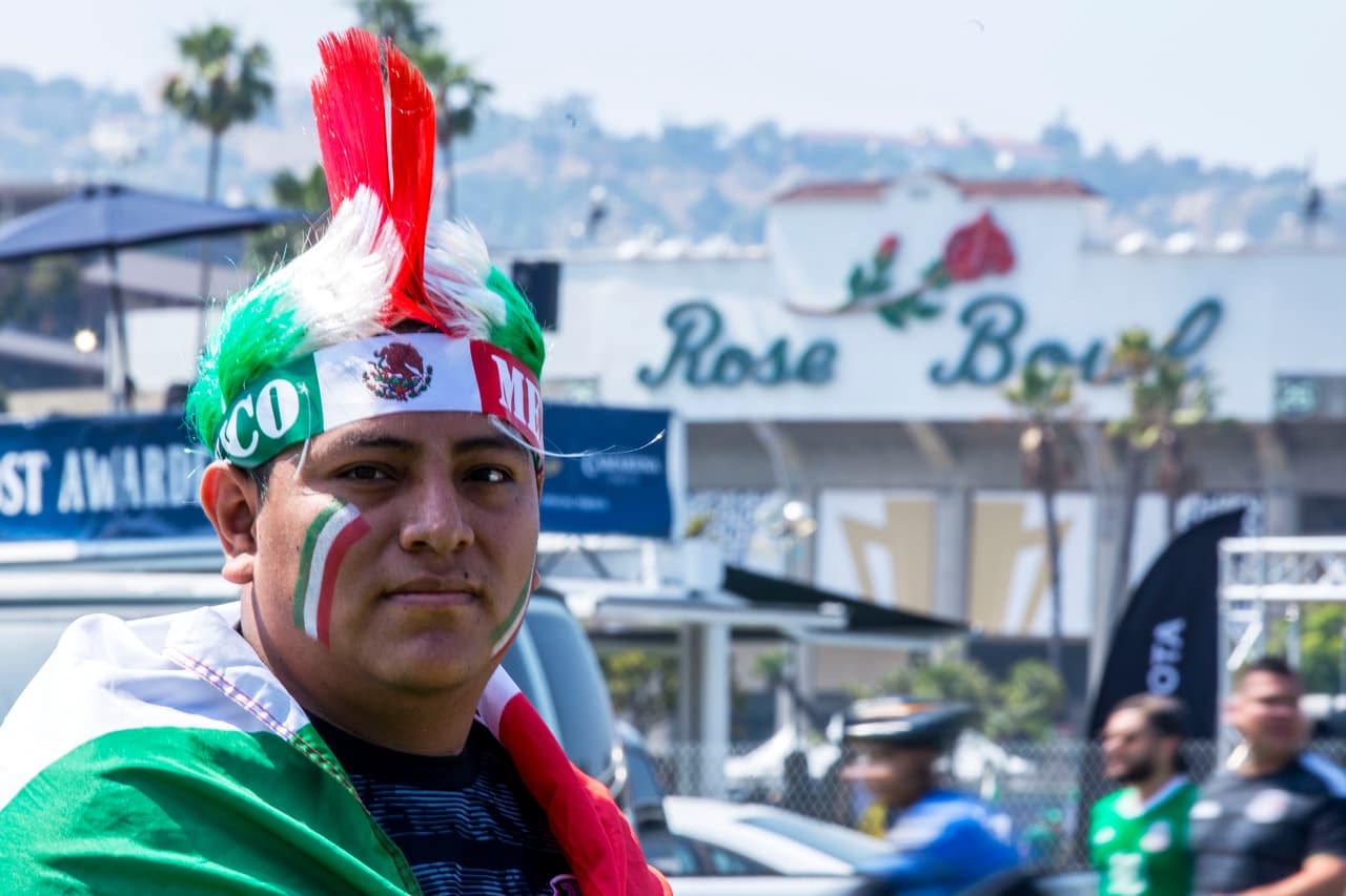 Los fanáticos mexicanos en gran número se preparan para el primer juego del Tri en la Copa Oro 2019 contra Cuba en el Rose Bowl.