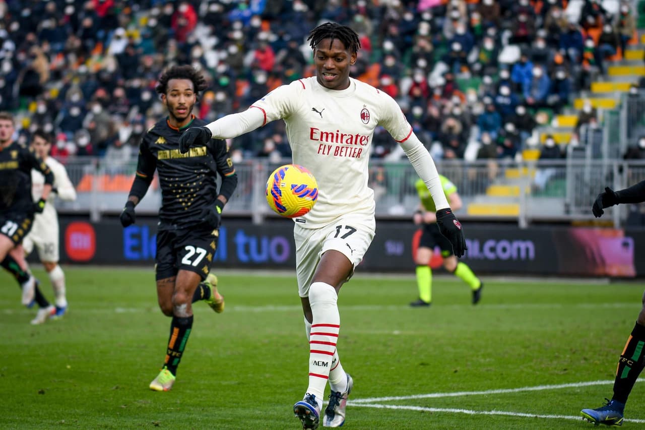 Milan derrota a Venezia con un doblete de Theo Hernández y un gol de Zlatan Ibrahimovic, durante la J21 de la Serie A, colocándose como líder de la tabla momentáneo.