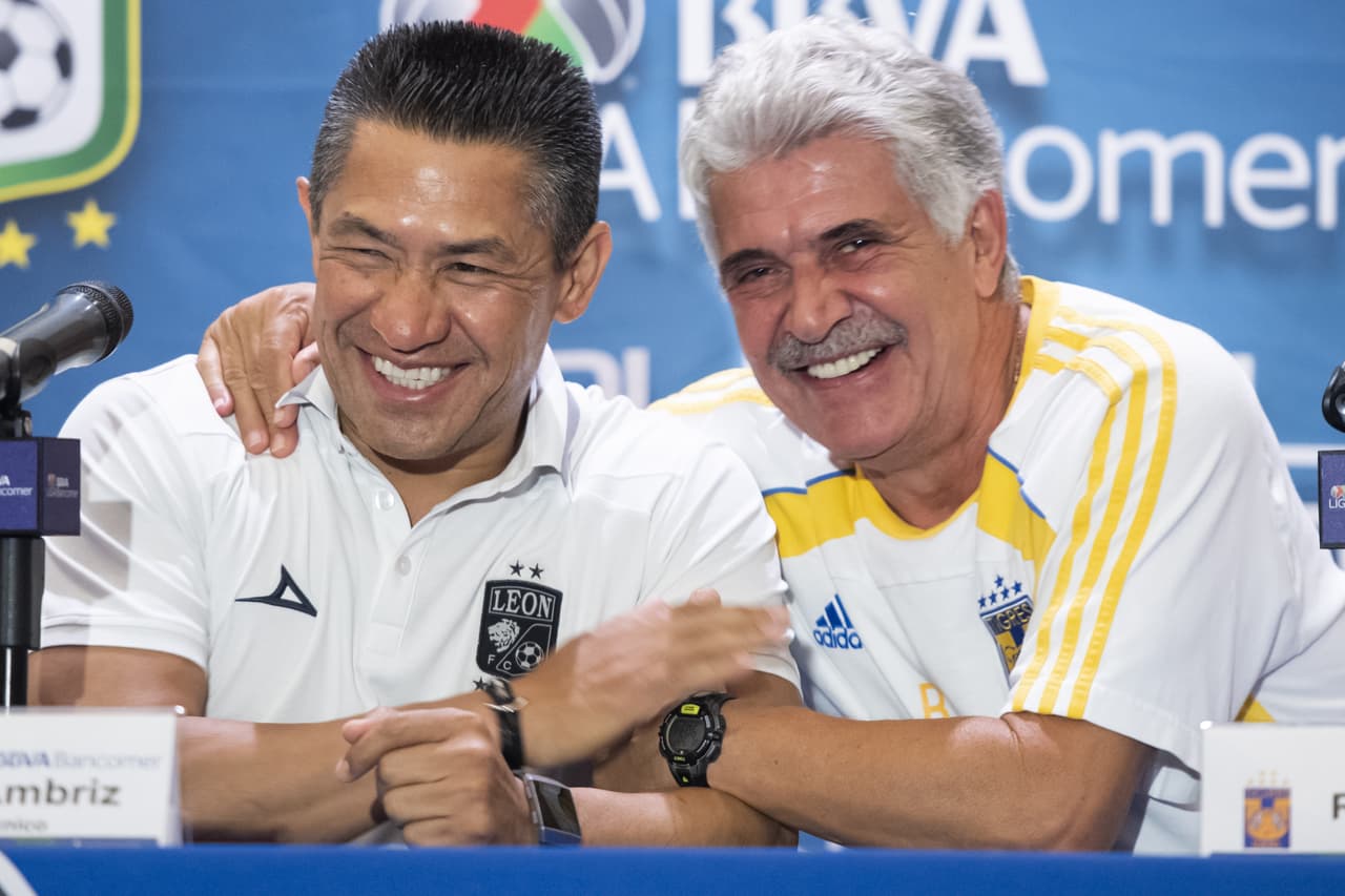 Estas son las mejores imágenes del Día de Medios que sostuvieron Ricardo 'Tuca' Ferretti, entrenador de Tigres, Ignacio Ambriz, técnico del Léon, y algunos de sus futbolistas como Carlos Salcedo, Guido Pizarro, Eduardo Vargas, Luis Montes, Ángel Mena o Fernando Navarro, entre otros, un día antes del Juego de Ida de la Final del Clausura 2019 de la Liga MX, que se efectuará en Monterrey.