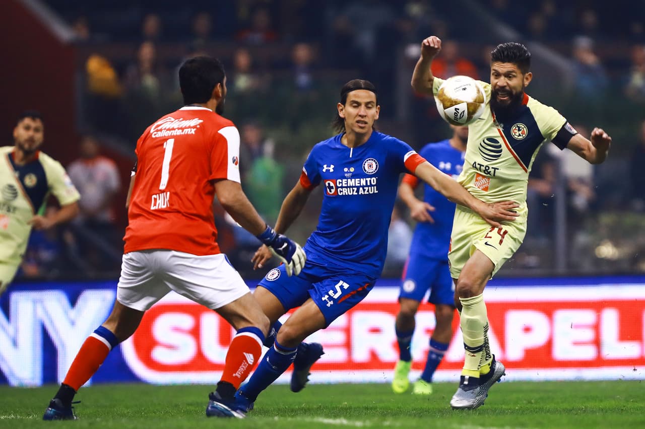 En una de las pocas de peligro en la primera mitad, Oribe Peralta llegaba a tambor batiente, cerrando la pinza pero se adelantó José de Jesús Corona para tomar el esférico.