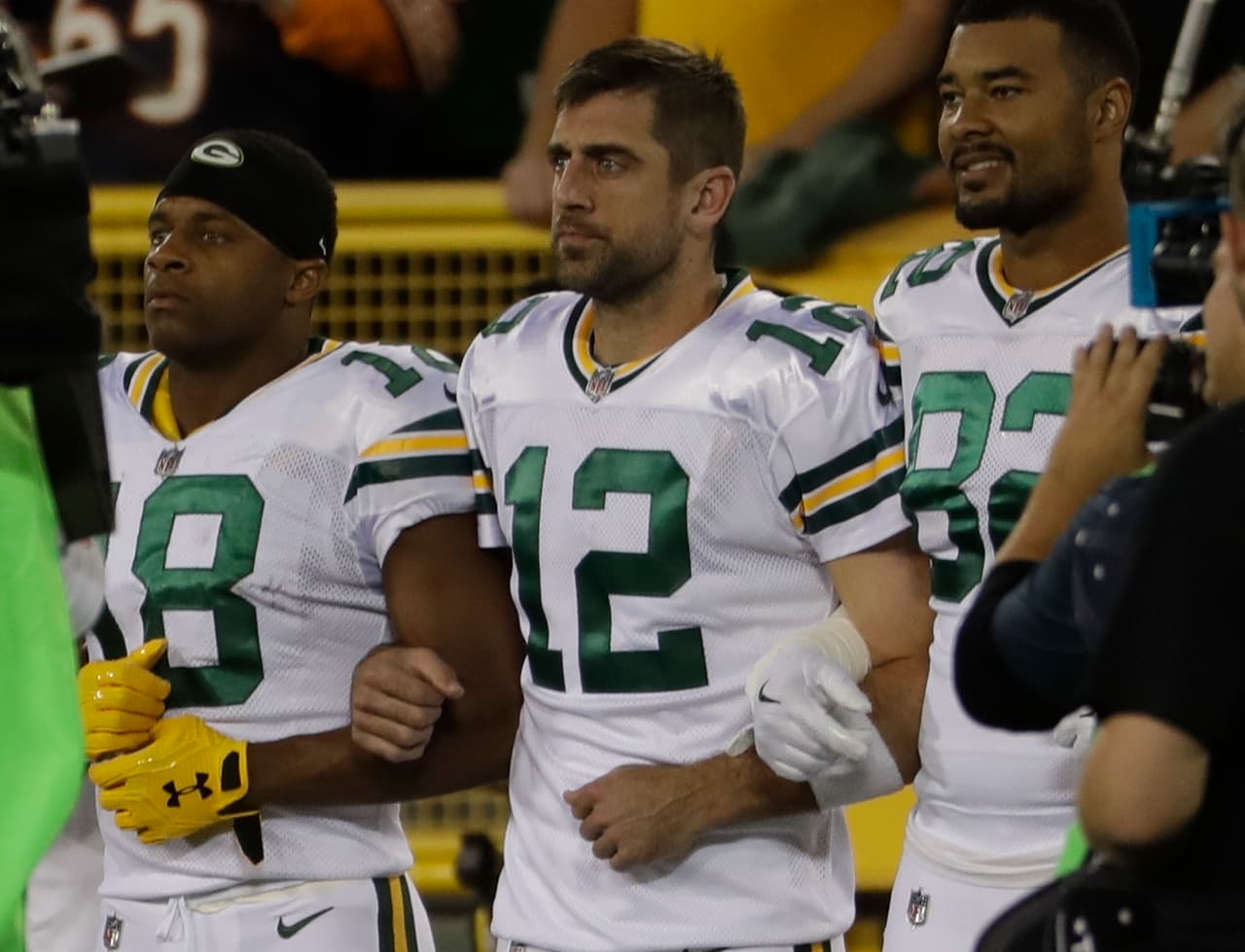 Packers lanzó una declaración esta semana a través del quarterback Aaron Rodgers diciendo que se entrelazarían de brazos antes del juego como una muestra de unidad.