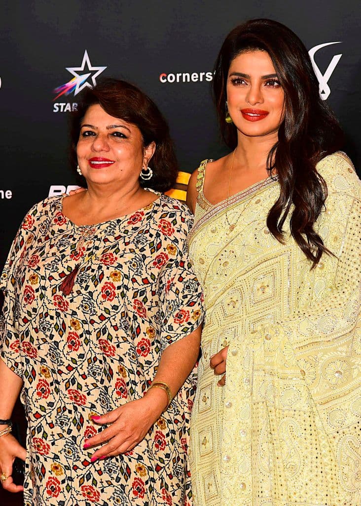 Con los rumores girando en torno a la pareja, incluso se pidió a la madre de Chopra que reaccionara ante la especulación. "Todo es basura, no difundan rumores", dijo Madhu Chopra al canal de noticias indio News18.com.