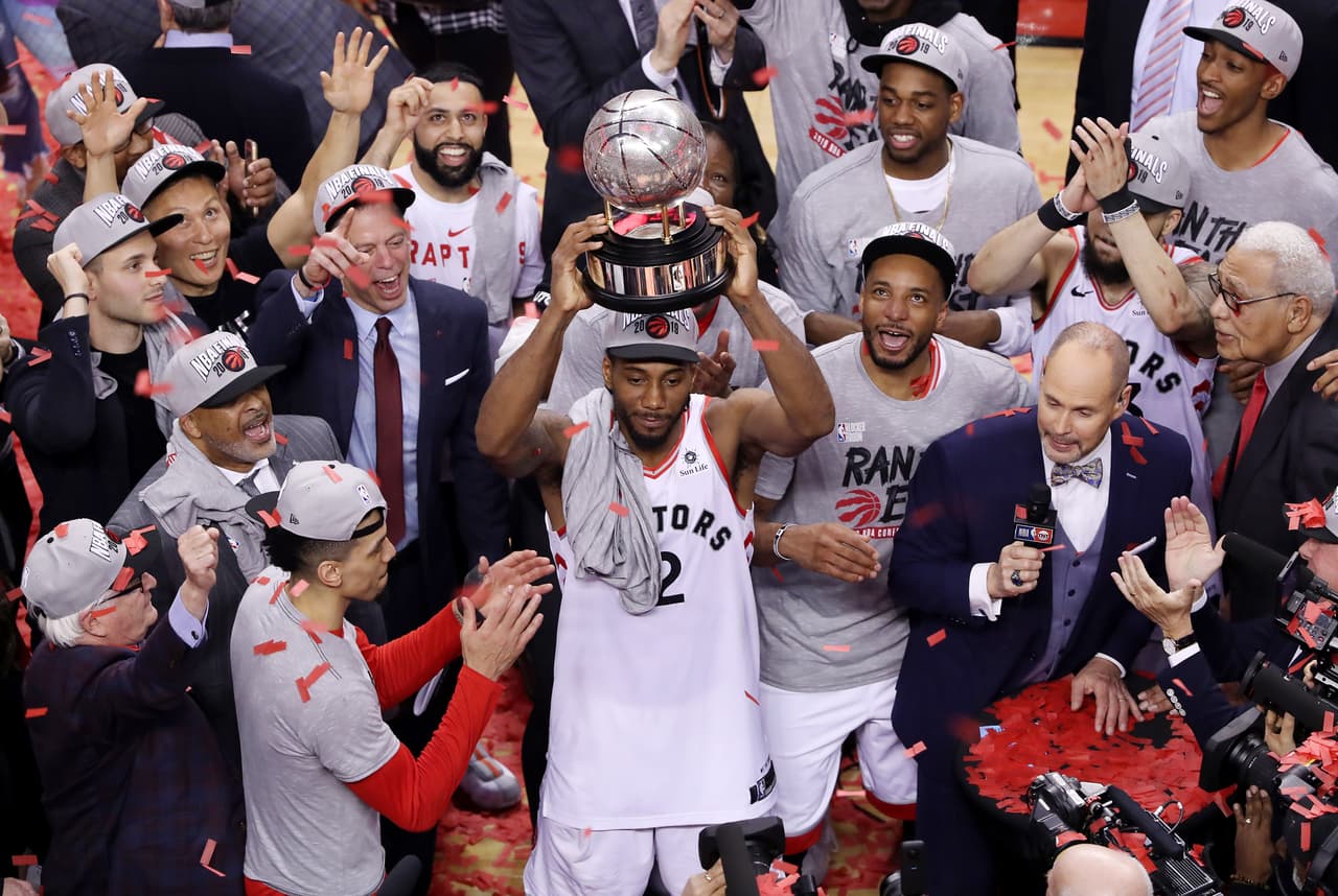 Kawhi Leonard con el trofeo de campeón de la Conferencia Este, primero en la historia de la franquicia de los Toronto Raptors desde su creación en 1995.
