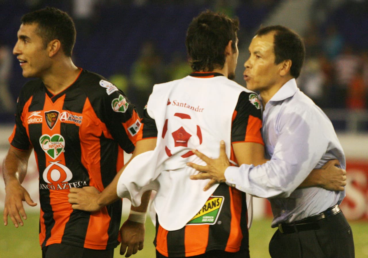 En la Copa Libertadores del 2011 se vivió uno de los casos más bochornosos entre miembros del mismo equipo: el Profesor Guadalupe Cruz contra su guardameta Jorge Villalpando.