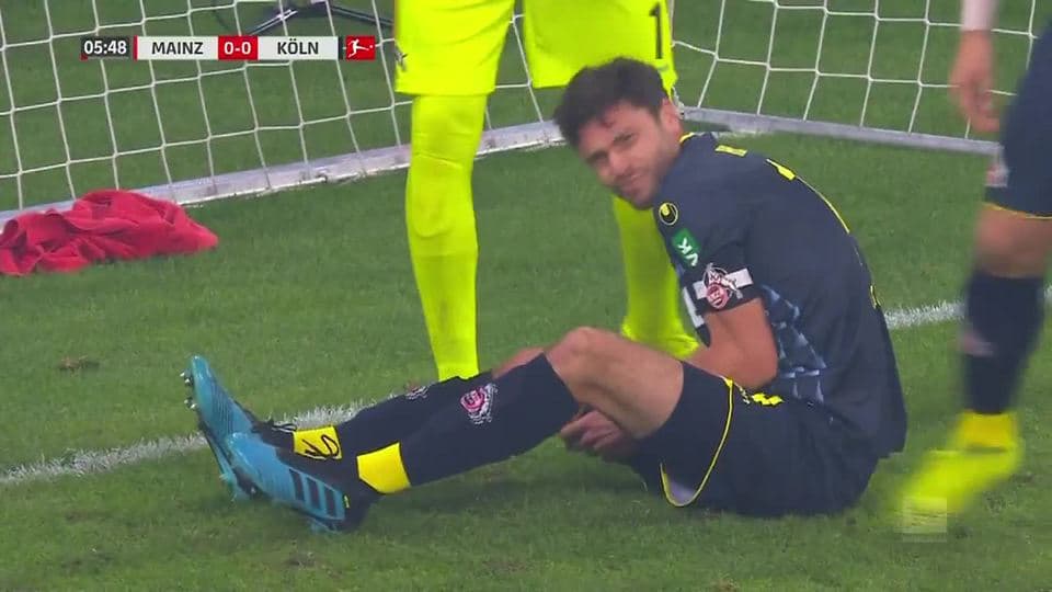 Tiro desviado de Simon Terodde