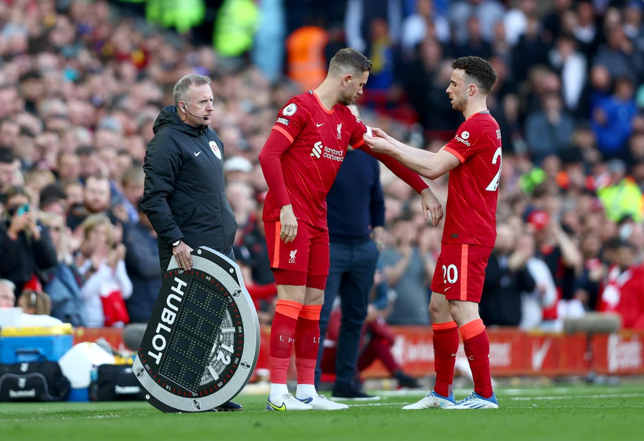 Liverpool derrotó al Everton gracias a los goles de Andrew Robertson y Divock Origi.
