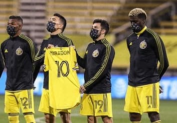 La figura de Diego Maradona, homenajeada en las Semis del Este