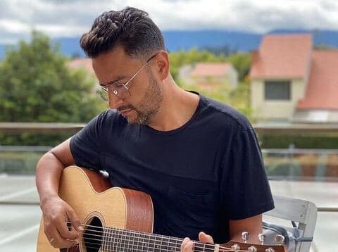 Con 2.4 millones de seguidores, Alex Campos viene a cantarle de nuevo a la Selección Colombiana