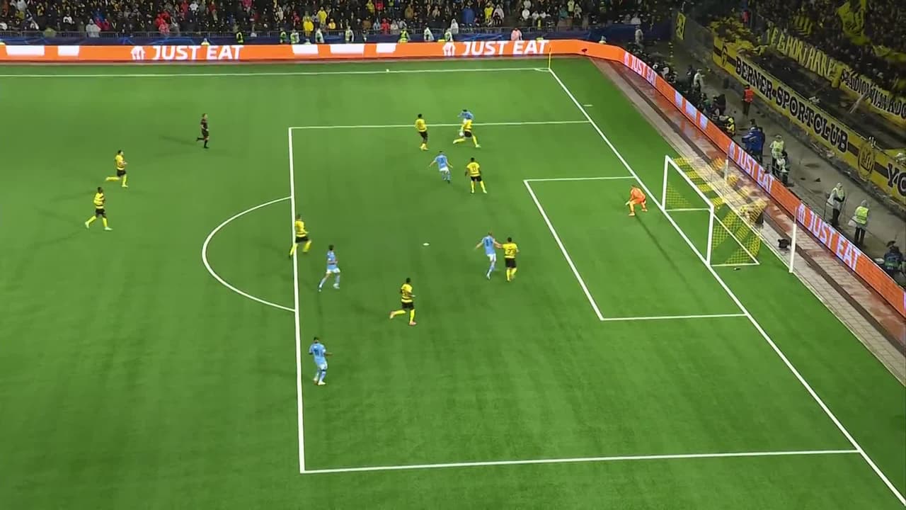 ¡TIRO ATAJADO! disparo por Erling Haaland.