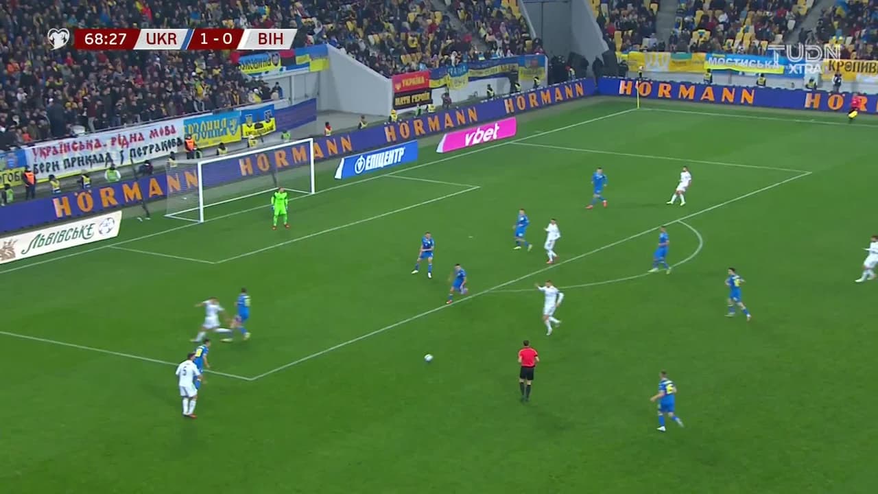 ¡TIRO ATAJADO! disparo por Edin Dzeko.