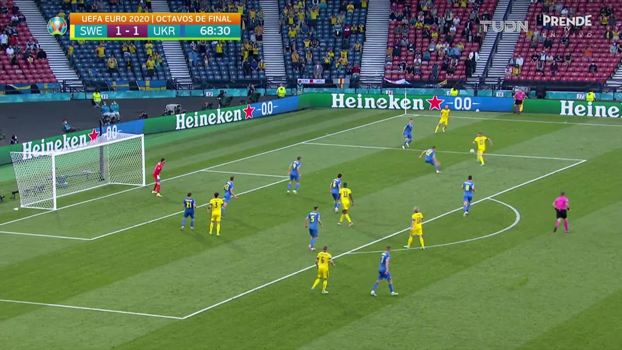 ¡CERCA! Emil Forsberg disparó que se estrella en el poste.