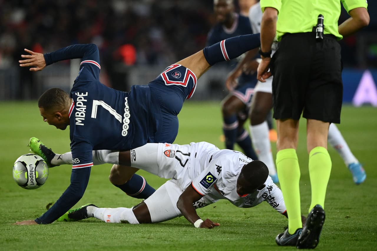 El PSG goleó al Lorient gracias a los dobletes de Neymar y Mbappé, así como otro tanto de Messi.