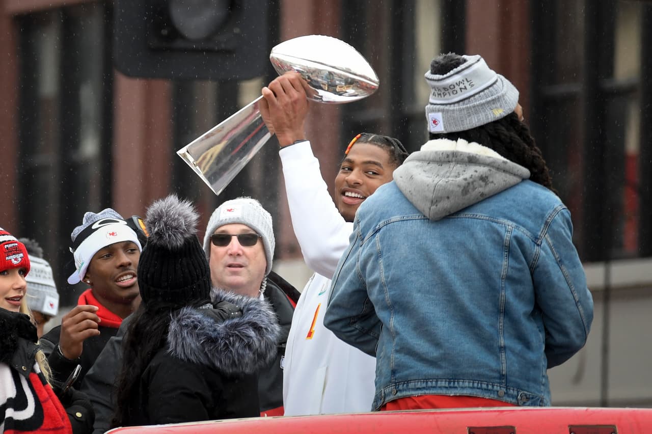 Las bajas temperaturas no detuvieron a los fanáticos que se reunieron en el centro de Kansas para admirar el trofeo que tardó 50 años en regresar a su ciudad.