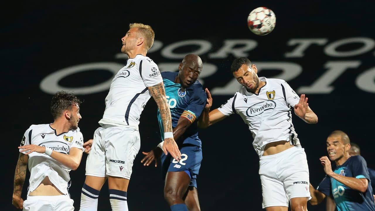 Danilo Pereira gana el balón en el saque de esquina, pero el remate sale muy desviado.