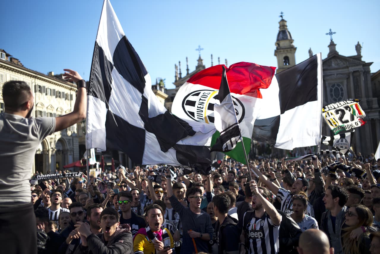 Los 'tifosi' de la Juventus salieron a las calles de Turín apenas se concretó el 'Scudetto' gracias a la derrota del Nápoli.
