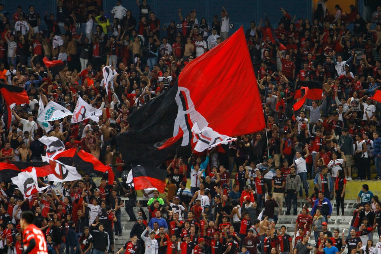 Afición rojinegra calienta Clásico Tapatío con mensajes dedicados a Chivas