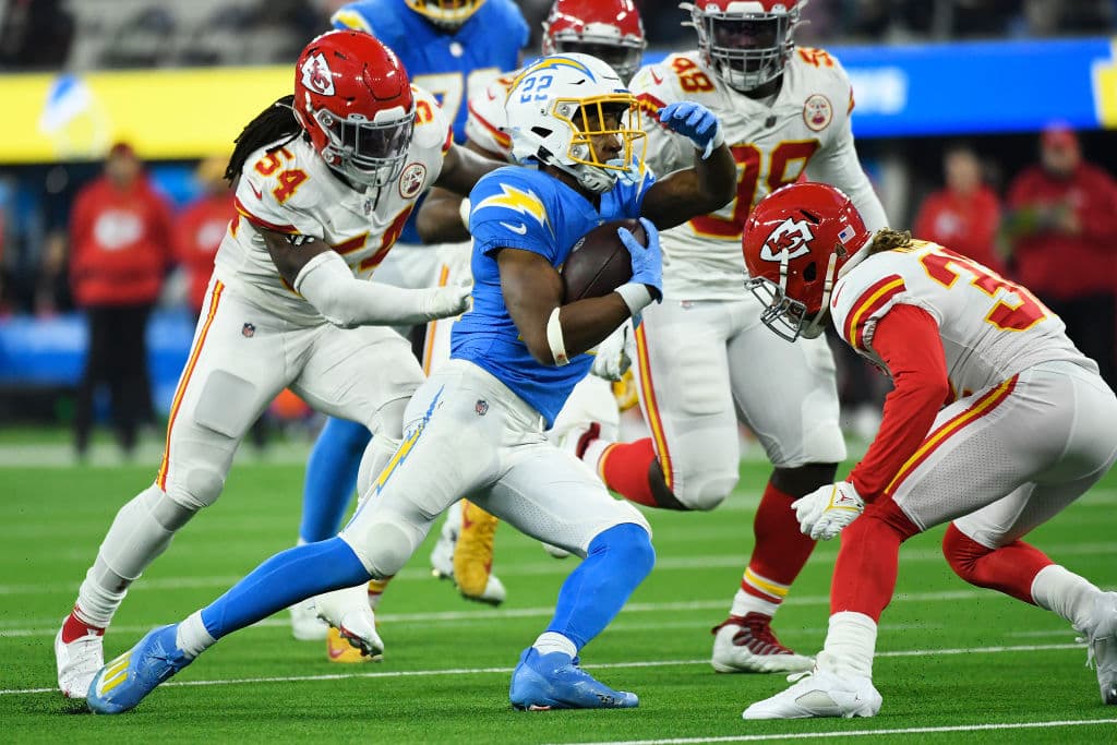 Los Angeles Chargers no saben aprovechar la localía y caen 34-28 frente a los Kansas City Chiefs.