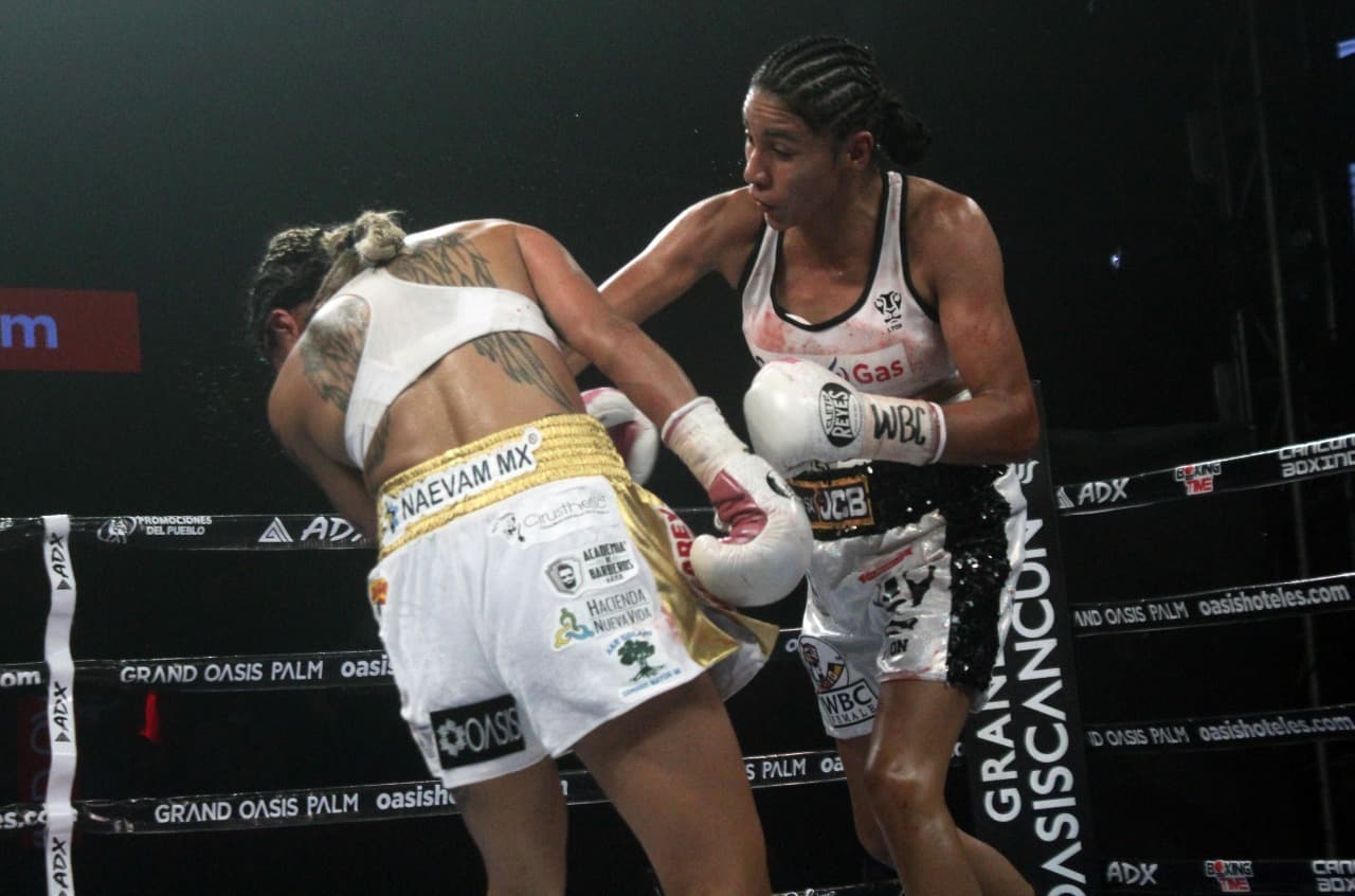 Mariana ‘Barby’ Juárez fue castigada desde el primer asalto con veloces y certeros golpes. Al final de la pelea, la esquina de Juárez pidió que se revisaran los guantes de Luna; tras no encontrar irregularidades, 'Cobrita' se coronó como campeona Gallo del Consejo Mundial de Boxeo.