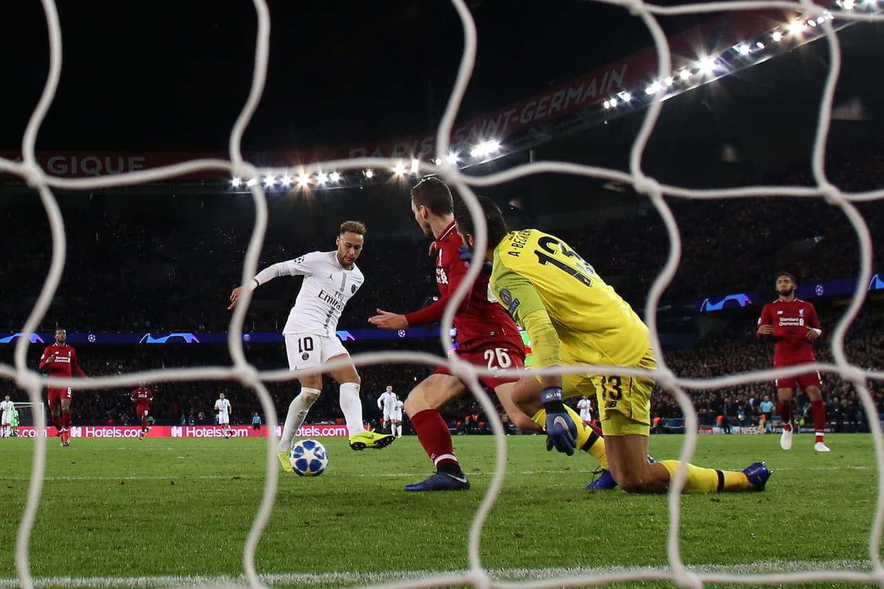 El rebote le quedó a 'Ney' que con su pierna izquierda mandó la pelota al fondo del arco.