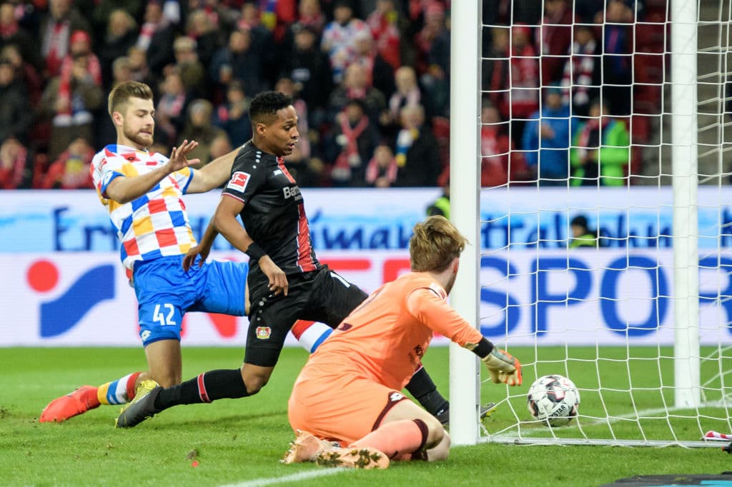 Apenas pasaron cinco minutos de juego para que llegara la apertura del marcador a favor del Bayer Leverkusen.