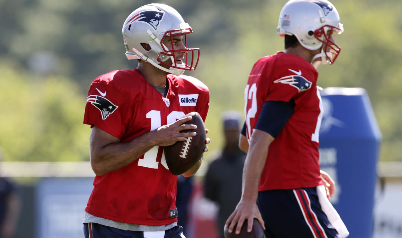 Jimmy Garoppolo se hace cargo de la mayoría de las repeticiones en el campamento de los Patriots