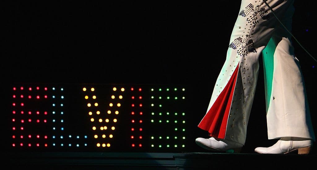 La fuerza del poder desatado de Elvis transformó Estados Unidos durante tres décadas hasta su muerte en 1977.