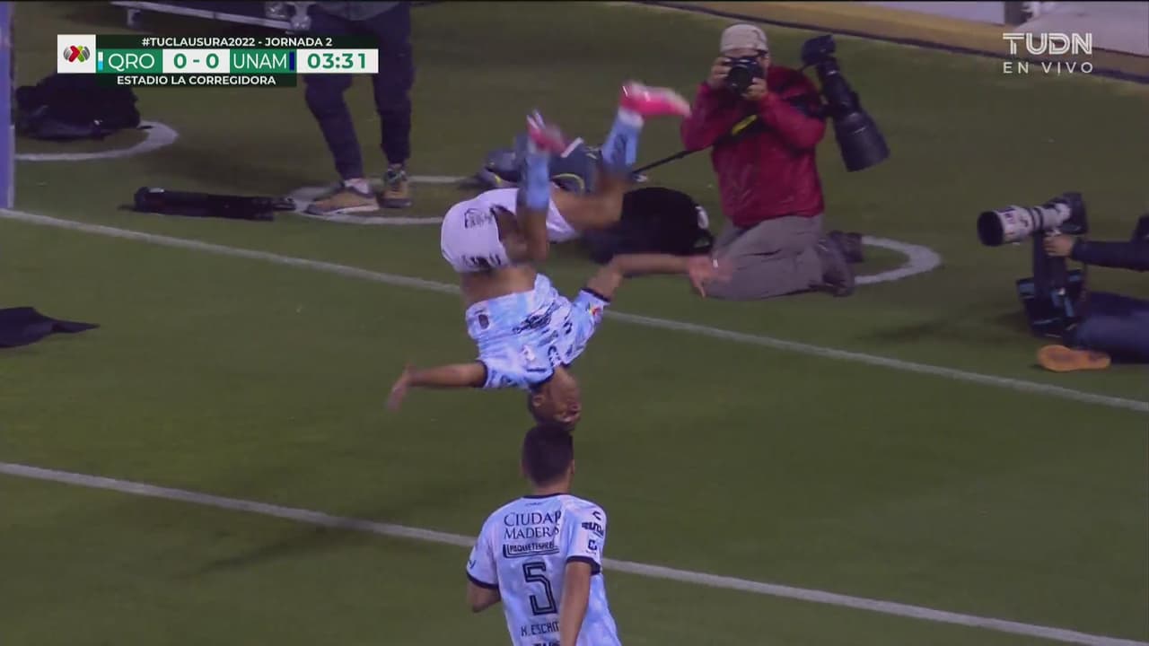 ¡No para de festejar con piruetas! Sepúlveda hace el 1-0 de palomita