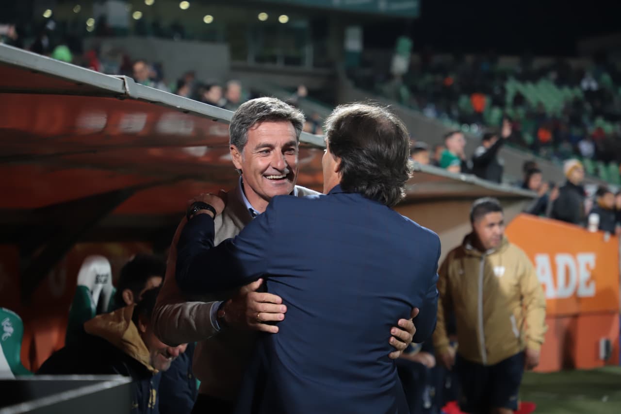 Míchel slauda a Almada previo al partido entre Santos Laguna y Pumas en la Jornada 4 del Clausura 2020.