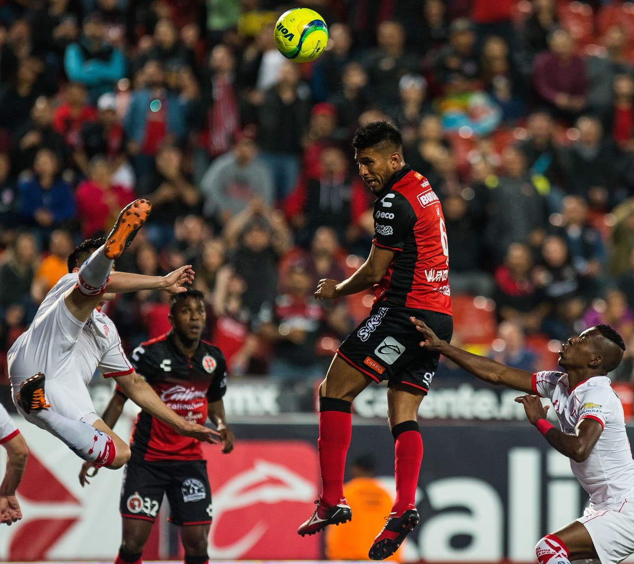 Los locales se acercaron al arco de los Diablos con un cabezazo de Valenzuela, pero la pelota no encontró destino de gol.